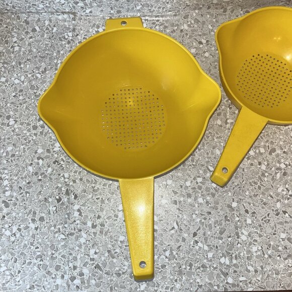 Vintage Tupperware Yellow Colanders Strainers Set 1 Qt #1200-9 and 2 Qt #1523-8 - Picture 5 of 12